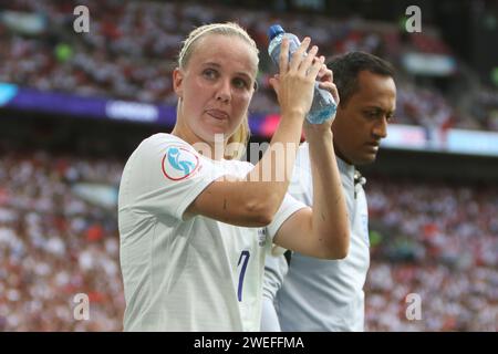 Beth Mead walks off injured with Dr Ritan Mehta (r) during UEFA Women's Euro Final 2022 England v Germany at Wembley Stadium, London 31 July 2022 Stock Photo