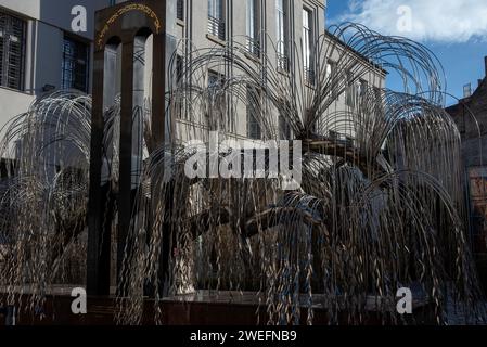 Budapest, Hungary. 25th Jan, 2024. Life size weeping willow sculpture stands with the names of the victims at the back yard of the synagogue. Holocaust Tree of Life Memorial it is symbolizing a weeping willow and it stands at the back yard of the Dohany Street Synagogue in Budapest, Hungary. Sculpture has been made by Imre Varga in 1990 for the memories of the 600000 Hungarian Jews who were killed by the Nazi and their collaborators during the Second World War. (Photo by Krisztian Elek/SOPA Images/Sipa USA) Credit: Sipa USA/Alamy Live News Stock Photo