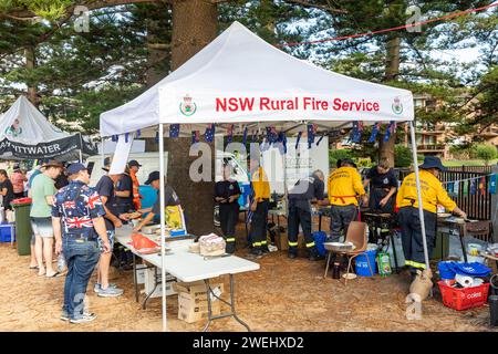 Australia Day breakfast at Newport Beach reserve on Sydney's northern beaches, australians gather on this public holiday to celebrate  the official national day of Australia. Observed annually on 26 January, it marks the 1788 landing of the First Fleet and raising of Great Britain's Union Flag by Arthur Phillip at Sydney Cove in New South Wales. 26th January 2024 Sydney Australia, credit Martin Berry@alamy live news. Stock Photo