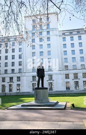 Charles Portal statue, 1st Viscount Portal of Hungerford, outside Ministry of Defence Main Building (MoD Whitehall) Victoria Embankment Gardens London Stock Photo