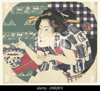 Udon restaurant, c. 1825 print Fan print; Woman in white clothing with blue emblems, the hands stuck in the direction of a red table on which two blue and white bowls with Udon; Against a blue and white checkered background (right) and a green background with running horses between a leaf motif (left).  paper color woodcut adult woman. laid table: table-ware, table-decoration, etc. Stock Photo