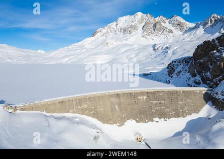 View of the dam of the Toggia Lake in the high Formazza Valley in winter. Riale, Formazza, Valle Formazza, VCO, Piedmont, Italy. Stock Photo