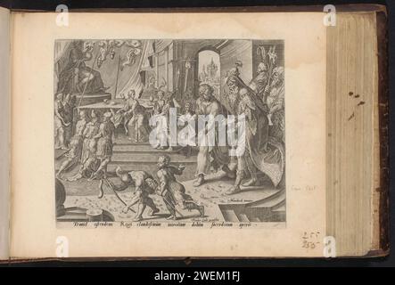 Daniël reveals the deception of Bels Priesters, Philips Galle, After Maarten van Heemskerck, 1646 print King Cyrus and Daniël come to the temple in the morning and see footsteps in the axis that Daniel has sprinkled over the floor. They discover the secret entrance to the temple, so that the priests and their families have arrived to eat the food. Under the performance an explanatory text in Latin. Print is part of an album.  paper engraving Daniel shows King Cyrus the footprints of the priests of Bel and their relatives. the priests of Bel and their relatives are arrested; they are put to dea Stock Photo