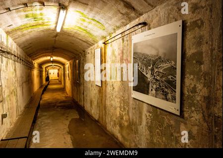 Helgolands Bunker Helgolands Unterwelt hatte bis 1945 eine Länge von fast 14 Kilometer erreicht. Diese Bunker und Versorgungsanlagen sind bis auf wenige Teile während der Bombardierungen im Zweiten Weltkrieg und den Sprengungen bis 1952 zerstört worden. Lediglich der Zivilschutzbunker Oberland aus der Zeit von 1940/1941 konnte bisher im Rahmen von Führungen besichtigt werden. Helgoland ist eine Insel im Bereich der Deutschen Bucht der Nordsee. Die ursprünglich größere Insel zerbrach in der Neujahrsflut 1721 seitdem existiert die als Düne bezeichnete Nebeninsel. Helgoland Schleswig-Holstein Deu Stock Photo