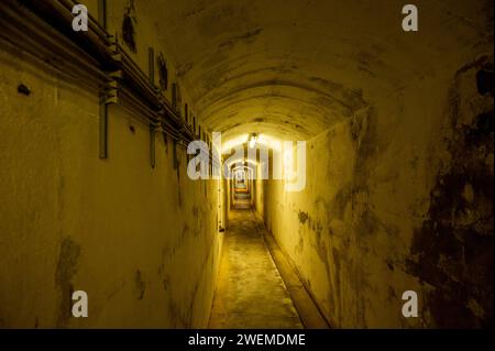 Helgolands Bunker Helgolands Unterwelt hatte bis 1945 eine Länge von fast 14 Kilometer erreicht. Diese Bunker und Versorgungsanlagen sind bis auf wenige Teile während der Bombardierungen im Zweiten Weltkrieg und den Sprengungen bis 1952 zerstört worden. Lediglich der Zivilschutzbunker Oberland aus der Zeit von 1940/1941 konnte bisher im Rahmen von Führungen besichtigt werden. Helgoland ist eine Insel im Bereich der Deutschen Bucht der Nordsee. Die ursprünglich größere Insel zerbrach in der Neujahrsflut 1721 seitdem existiert die als Düne bezeichnete Nebeninsel. Helgoland Schleswig-Holstein Deu Stock Photo