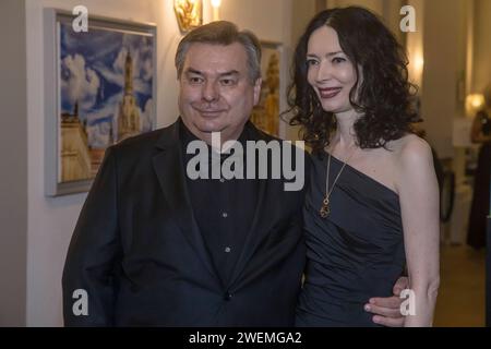 TV Moderator Waldemar Hartmann und Frau Petra Böllmann - Prominente kommen zum VIP Empfang anläßlich des 14.Semperopernballs in das Hotel Kempinsky Dresden. *** TV presenter Waldemar Hartmann and Mrs. Petra Böllmann Celebrities come to the VIP reception on the occasion of the 14th Semper Opera Ball at the Hotel Kempinsky Dresden Stock Photo