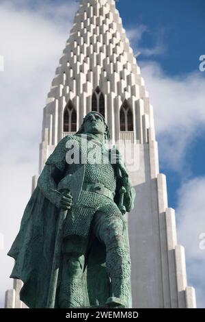 Iceland, Reykjavik, statue of Leif Eriksson and the Hallgrimskirkja cathedral. The statue was donated to the Icelandic nation by the US Congress in 19 Stock Photo