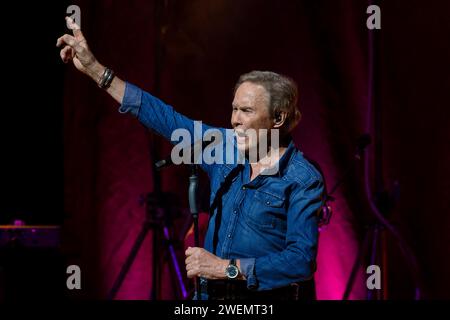 Der deutsch-österreichische Schauspieler und Sänger PETER KRAUS geb. 18. März 1939 auf seiner großen Jubiläumstour live im Festsaal des Kulturpalastes Dresden. *** The German-Austrian actor and singer PETER KRAUS born March 18, 1939 on his big anniversary tour live in the ballroom of the Kulturpalast Dresden Stock Photo