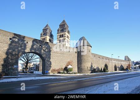 Historic town wall built in the 14th century and neo-Romanesque Herz-Jesu-Kirche with twin towers in winter, town fortifications, archway, Mayen Stock Photo