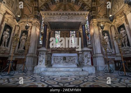 Chancel of San Lorenzo Cathedral, foundation stone laid in 1098, Piazza San Lorenzo, Genoa, Italy Stock Photo