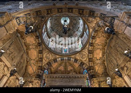 Dome of the Cathedral of San Lorenzo, foundation stone laid in 1098, Piazza San Lorenzo, Genoa, Italy Stock Photo