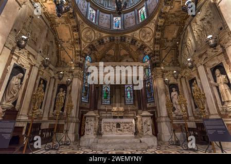 Chancel of San Lorenzo Cathedral, foundation stone laid in 1098, Piazza San Lorenzo, Genoa, Italy Stock Photo