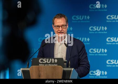 Politik, CSU, 20240126, Pressekonferenz nach Sitzung des CSU-Vorstands 26. Januar 2024. Im Bild CSU-Generalsekretär Martin HUBER spricht. München CSU-Landesleitung Bayern Deutschland *** Politics, CSU, 20240126, Press conference after meeting of the CSU Executive Board January 26, 2024 In the picture CSU Secretary General Martin HUBER speaks Munich CSU State Executive Board Bavaria Germany Copyright: Passion2Press/MarkusxFischerx Stock Photo