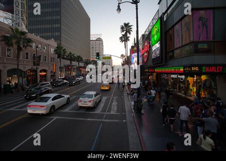 Crowds and entertainers dressed as movie characters outside the Hard Rock Cafe on Hollywood Boulevard in LA, California, USA. Stock Photo