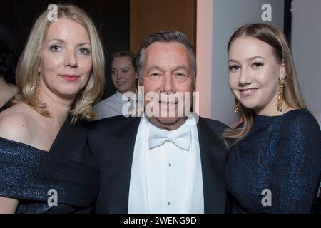 Sänger Roland Kaiser kommt mit Frau Silvia li. und Tochter Annalena re ...