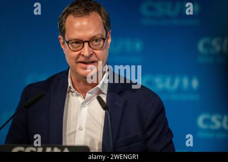 Politik, CSU, 20240126, Pressekonferenz nach Sitzung des CSU-Vorstands 26. Januar 2024. Im Bild CSU-Generalsekretär Martin HUBER spricht. München CSU-Landesleitung Bayern Deutschland *** Politics, CSU, 20240126, Press conference after meeting of the CSU Executive Board January 26, 2024 In the picture CSU Secretary General Martin HUBER speaks Munich CSU State Executive Board Bavaria Germany Copyright: Passion2Press/MarkusxFischerx Stock Photo