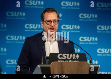 Politik, CSU, 20240126, Pressekonferenz nach Sitzung des CSU-Vorstands 26. Januar 2024. Im Bild CSU-Generalsekretär Martin HUBER spricht. München CSU-Landesleitung Bayern Deutschland *** Politics, CSU, 20240126, Press conference after meeting of the CSU Executive Board January 26, 2024 In the picture CSU Secretary General Martin HUBER speaks Munich CSU State Executive Board Bavaria Germany Copyright: Passion2Press/MarkusxFischerx Stock Photo