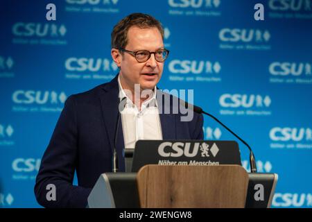 Politik, CSU, 20240126, Pressekonferenz nach Sitzung des CSU-Vorstands 26. Januar 2024. Im Bild CSU-Generalsekretär Martin HUBER spricht. München CSU-Landesleitung Bayern Deutschland *** Politics, CSU, 20240126, Press conference after meeting of the CSU Executive Board January 26, 2024 In the picture CSU Secretary General Martin HUBER speaks Munich CSU State Executive Board Bavaria Germany Copyright: Passion2Press/MarkusxFischerx Stock Photo