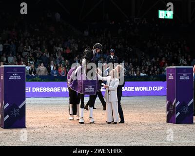 AMSTERDAM - Winner Charlotte Fry with Everdale is congratulated by Her Royal Highness Princess Margarita de Bourbon de Parme during the FEI World Cup dressage competition at the Jumping Amsterdam 2024 tournament at the RAI on January 26, 2024 in Amsterdam, the Netherlands. ANP | Hollandse Hoogte | GERRIT VAN COLOGNE Stock Photo