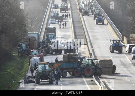 Morlaix, France. 26th Jan, 2024. © PHOTOPQR/LE TELEGRAMME/Lionel Le Saux ; MORLAIX ; 26/01/2024 ; MORLAIX (29) : les agriculteurs levent le blocage du pont routier de la RN12 a Morlaix - French farmers' protest continue France Jan 26, 2024 Credit: MAXPPP/Alamy Live News Stock Photo