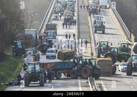 Morlaix, France. 26th Jan, 2024. © PHOTOPQR/LE TELEGRAMME/Lionel Le Saux ; MORLAIX ; 26/01/2024 ; MORLAIX (29) : les agriculteurs levent le blocage du pont routier de la RN12 a Morlaix - French farmers' protest continue France Jan 26, 2024 Credit: MAXPPP/Alamy Live News Stock Photo