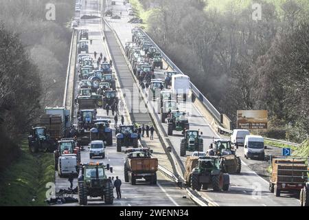 Morlaix, France. 26th Jan, 2024. © PHOTOPQR/LE TELEGRAMME/Lionel Le Saux ; MORLAIX ; 26/01/2024 ; MORLAIX (29) : les agriculteurs levent le blocage du pont routier de la RN12 a Morlaix - French farmers' protest continue France Jan 26, 2024 Credit: MAXPPP/Alamy Live News Stock Photo