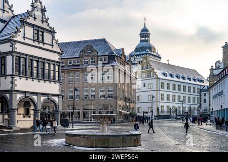 Rathausplatz Paderborn Das Rathaus und das Gymnasium Theodorianum in Paderborn, Nordrhein-Westfalen, Deutschland, Europa Paderborn Town hall and High Stock Photo