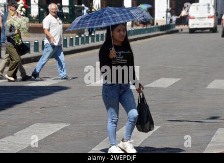 CUENCA-OLA DE CALOR Cuenca,Ecuador 26 de enero de 2024 El Instituto Nacional de Meteorologia e Hidrologia Inamhi prevÃ que hasta finales de enero de 2024 en Cuenca, lla temperatura supere los 25 grados Celsius ÂC,Los niveles de radiacion ultravioleta muy altos y extremadamente altos se registran entre las 10:00 y 15:00. foto Boris Romoleroux/API. WEA-CUENCA-OLADECALOR-8e2fd0f9ee735ddd16de72dbf843b085 *** CUENCA HEAT WAVE Cuenca,Ecuador January 26, 2024 The National Institute of Meteorology and Hydrology Inamhi predicts that until the end of January 2024 in Cuenca, the temperature will exceed 2 Stock Photo