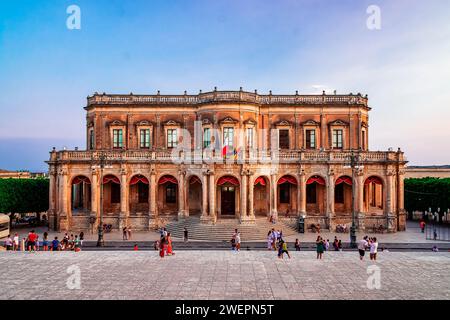 Noto, Syracuse, Sicily, Italy: Sunset on the baroque town of Noto from ...