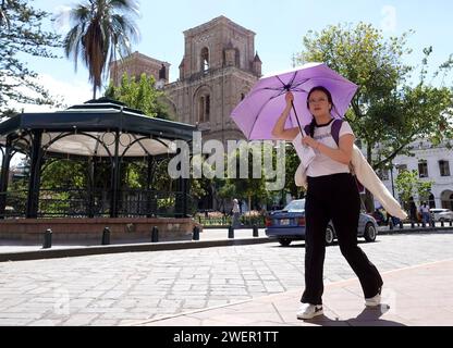 CUENCA-OLA DE CALOR Cuenca,Ecuador 26 de enero de 2024 El Instituto Nacional de Meteorologia e Hidrologia Inamhi prevÃ que hasta finales de enero de 2024 en Cuenca, lla temperatura supere los 25 grados Celsius ÂC,Los niveles de radiacion ultravioleta muy altos y extremadamente altos se registran entre las 10:00 y 15:00. foto Boris Romoleroux/API. WEA-CUENCA-OLADECALOR-39b93603a26aceebfba0c6805ccfbf5f *** CUENCA HEAT WAVE Cuenca,Ecuador January 26, 2024 The National Institute of Meteorology and Hydrology Inamhi predicts that until the end of January 2024 in Cuenca, the temperature will exceed 2 Stock Photo