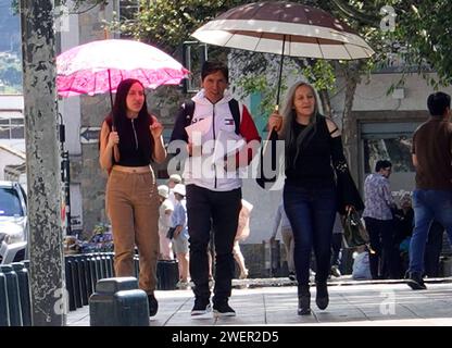 CUENCA-OLA DE CALOR Cuenca,Ecuador 26 de enero de 2024 El Instituto Nacional de Meteorologia e Hidrologia Inamhi prevÃ que hasta finales de enero de 2024 en Cuenca, lla temperatura supere los 25 grados Celsius ÂC,Los niveles de radiacion ultravioleta muy altos y extremadamente altos se registran entre las 10:00 y 15:00. foto Boris Romoleroux/API. WEA-CUENCA-OLADECALOR-f000a2891c6a2d741c27524db0b4d300 *** CUENCA HEAT WAVE Cuenca,Ecuador January 26, 2024 The National Institute of Meteorology and Hydrology Inamhi predicts that until the end of January 2024 in Cuenca, the temperature will exceed 2 Stock Photo