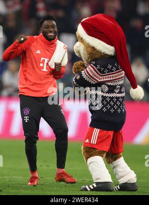 Alphonso Davies of Bayern Muenchen  tanz mit Maskottchen FC Bayern MŸnchen - VfB Stuttgart  Fussball 1 . Bundesliga Saison 2023 / 2024 © diebilderwelt / Alamy Stock Stock Photo