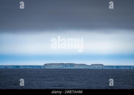 A23a, the largest iceberg in the world, with the glow above from light reflection off the iceberg. Antarctica. Stock Photo