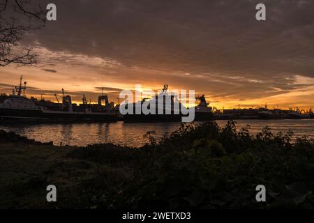 Seattle, USA. 13 Dec, 2023. Sunrise over Seattle. Stock Photo