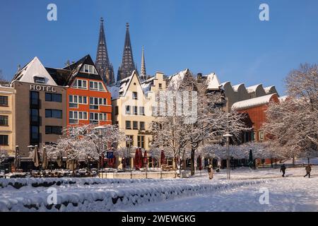 the snowy Rheingarten in the old town, in the background the cathedral, snow, winter, Cologne, Germany. January 17. 2024 der verschneite Rheingarten i Stock Photo