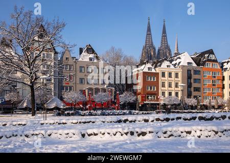 the snowy Rheingarten in the old town, in the background the cathedral, snow, winter, Cologne, Germany. January 17. 2024 der verschneite Rheingarten i Stock Photo