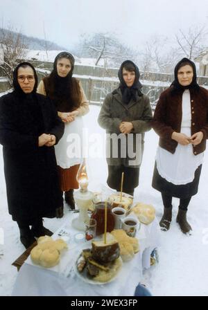 Vrancea County, Romania, approx. 1996. Food and  burning candles for the soul of the dead ones in a cemetery- a religious custom in the Romanian Christian Orthodox church. Stock Photo