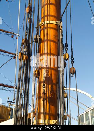 block and tackle, rigging detail on the RRS Discovery at Dundee,Scotland,UK Stock Photo