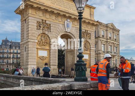 Montpellier, France, 2024. The workers who cleared the road in front of the arch of triumph after the firefighters put out the fires lit by farmers Stock Photo