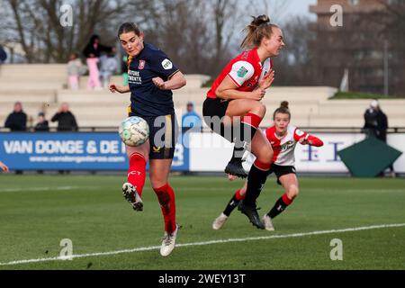 Rotterdam, Niederlande. 27th Jan, 2024. ROTTERDAM, THE NETHERLANDS - JANUARY 27: Taylor Ziemer of FC Twente is challenged by Amber Verspaget of Feyenoord during the Azerion Vrouwen Eredivisie match between Feyenoord and FC Twente at Sportcomplex Varkenoord on January 27, 2024 in Rotterdam, The Netherlands (Photo by Hans van der Valk/Orange Pictures) Credit: dpa/Alamy Live News Stock Photo