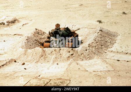 An Iraqi T-55 main battle tank lies abandoned in the desert after Iraqi forces deserted the region during Operation Desert Storm Stock Photo