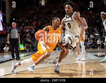 Nashville, Tennessee, USA. 27th Jan, 2024. Tennessee Volunteers guard Zakai Zeigler (5) drives towards the basket. (Credit Image: © Camden Hall/ZUMA Press Wire) EDITORIAL USAGE ONLY! Not for Commercial USAGE! Stock Photo