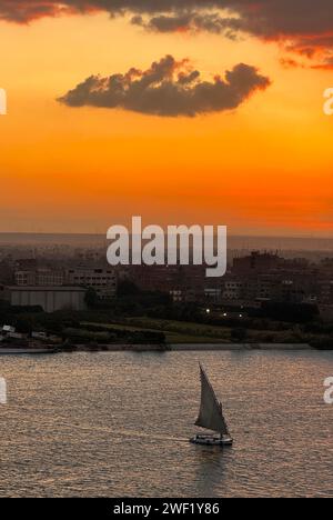 Cairo, Egypt. 27th Jan, 2024. A boat sails on the Nile River at sunset in Cairo, Egypt, on Jan. 27, 2024. Credit: Wang Dongzhen/Xinhua/Alamy Live News Stock Photo