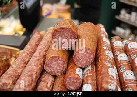 Internationale Grüne Woche 2024. Wurstspezialität aus Nordhessen. Die Fleischerei Kohl-Kramer aus Trockenerfurt einem Stadtteil von Borken Hessen präsentiert Ahle Wurscht. Die Ahle Wurst hat in 2023 das EU-Gütesiegel geschützte geographische Angabe bekommen DEU, Deutschland, Berlin, 22.01.2024: *** International Green Week 2024 Sausage specialty from northern Hesse The butcher Kohl Kramer from Trockenerfurt a district of Borken Hesse presents Ahle Wurscht The Ahle sausage was awarded the EU seal of quality protected geographical indication in 2023 DEU, Germany, Berlin, 22 01 2024 Stock Photo