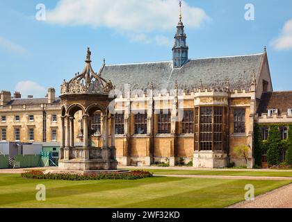 The view of  the fountain in the center of Trinity college Great Court with the dining hall on the background. Cambridge. United Kingdom Stock Photo