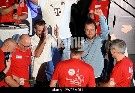 Kirchweidach, Germany. 28th Jan, 2024. Soccer: Bundesliga, FC Bayern Munich. FC Bayern player Harry Kane from England greets the fans at the fan club 'Die Roten' in Kirchweidach. He received a trophy for his victory in a Bavarian mini-Olympics in the form of a goal scorer's crown, which he could also use to enjoy snuff. The FC Bayern stars made up for their fan club visits, which had been postponed in December due to the winter weather. Credit: -/Jens Niering/dpa/Alamy Live News Stock Photo