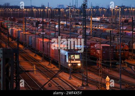 Maschen, Germany. 28th Jan, 2024. Freight trains are parked at the Maschen marshalling yard. The train drivers' union GDL has ended the Deutsche Bahn freight transport strike early. This was announced by a Deutsche Bahn spokesperson in the evening. Traffic has been slowly resuming since 18:00. Credit: Bodo Marks/dpa/Alamy Live News Stock Photo