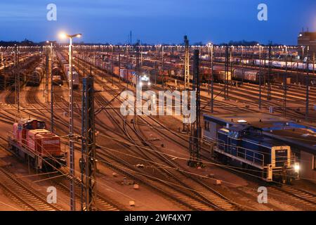 Maschen, Germany. 28th Jan, 2024. Freight trains are parked at the Maschen marshalling yard. The train drivers' union GDL has ended the Deutsche Bahn freight transport strike early. This was announced by a Deutsche Bahn spokesperson in the evening. Traffic has been slowly resuming since 18:00. Credit: Bodo Marks/dpa/Alamy Live News Stock Photo