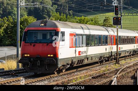 Interregio Ein Steuerwagen Einheitswagen IV der SBB ist als Interregio unterwegs von Zürich nach Schaffhausen. Angetrieben wird der Zug von einer Lok 2000 am Ende. Hüntwangen, Schweiz, 17.07.2023 *** Interregio An SBB standard coach IV is en route as an Interregio from Zurich to Schaffhausen The train is driven by a 2000 locomotive at the end of Hüntwangen, Switzerland, 17 07 2023 Stock Photo