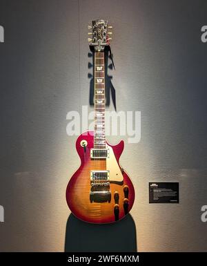 London, UK. 18th Jan, 2024. The reissue of the 'Gibson Les Paul Standard '59' electric guitar from 1983 at Christie's auction house in London. Mark Knopfler used the instrument to record the Dire Straits hits 'Money For Nothing' and 'Brothers In Arms'. He also played it at the historic 'Live Aid' concert at Wembley Stadium in 1985. Around 120 guitars owned by Knopfler will be auctioned at Christie's on January 31. (to dpa-KORR 'Money For Nothing': Mark Knopfler's guitars under the hammer) Credit: Philip Dethlefs/dpa - ATTENTION: Only for editorial use in connection with/dpa/Alamy Live News Stock Photo